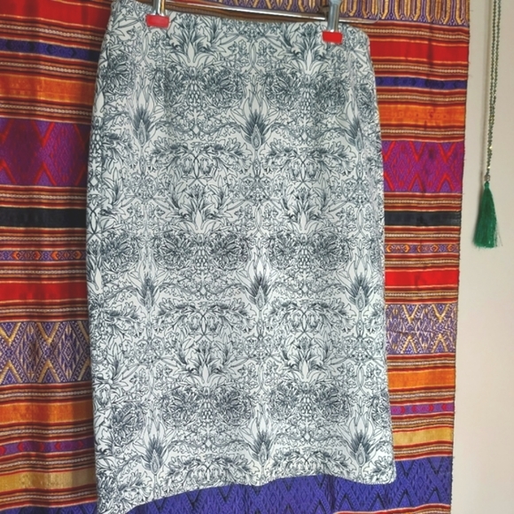 Graphic Floral pattern pencil skirt - Picture 2 of 4